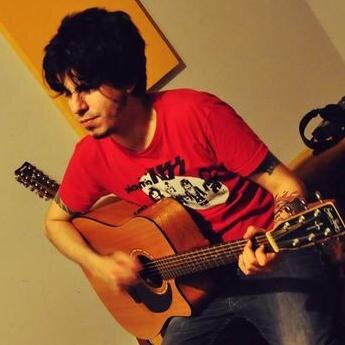 Entretenedor. 1,82. Peso indefinido. Cantor y guitarrista en @JuguetesEnElVip