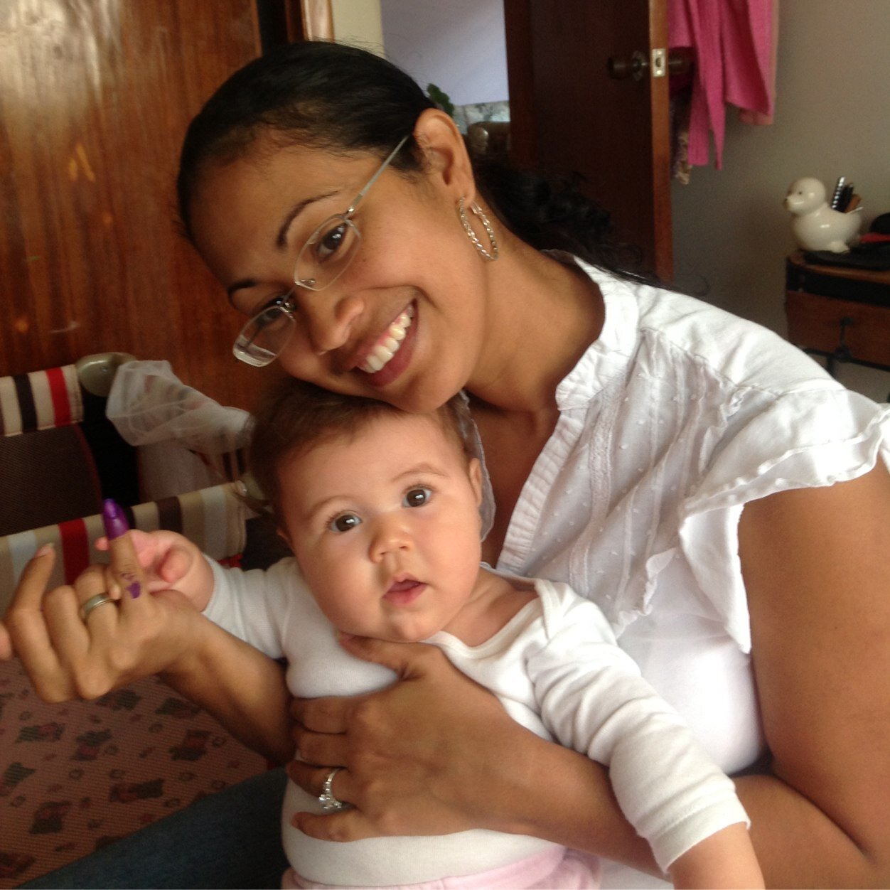 Mama de una princesa, esposa de un principe, fui estudiante y ahora Lic.Administracion RRHH. Venezolana y esperanzada a recuperar mi pais .