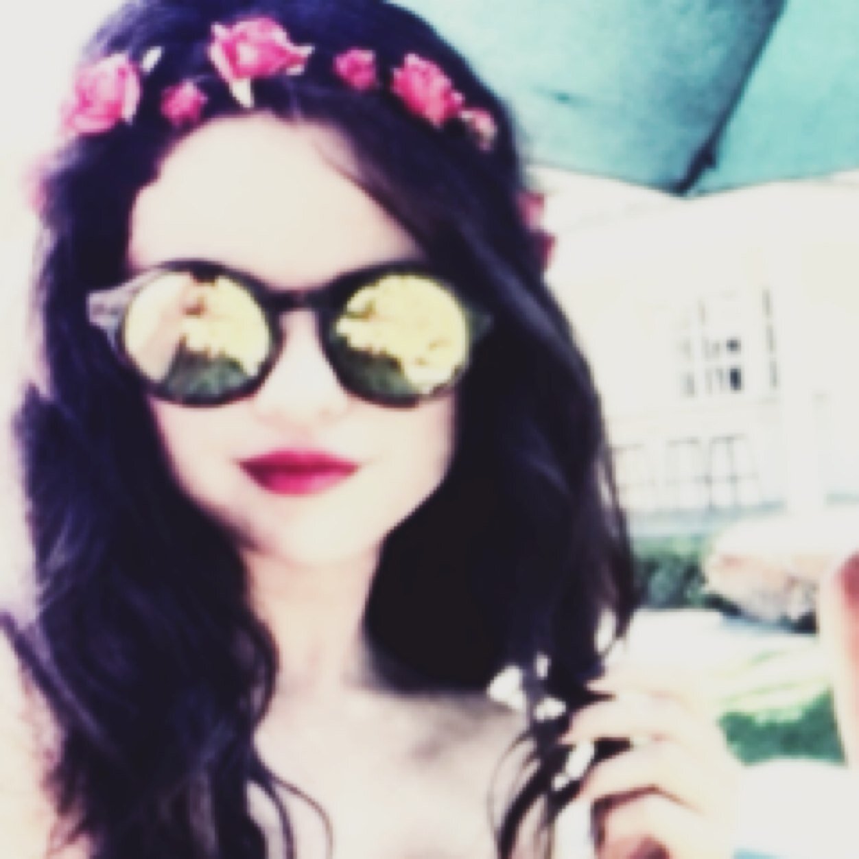 Hola soy un chavo simpatico y buena onda me gusta la musica de Selena Gomez y Taylor Switf Y amo las galletas oreo :3 ^-^