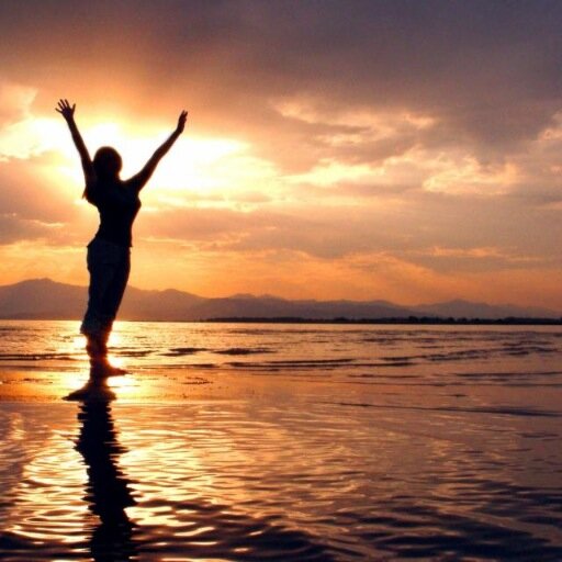 I can't hold back my love for God. I want to share my love with all of you guys! Foow me!