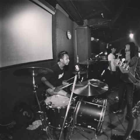 agak gemuk , agak item , agak pemalu , 
follow us 
twitter @Doops_ind
IG: @Doopsofficial
IG: @Dopir_
mau tau lebih banyak tanya aja .
