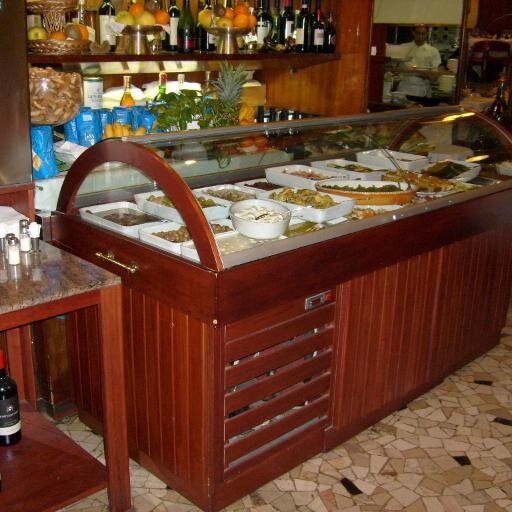 Artigiano specializzato nella produzione di vetrine frigo per ristoranti bar pizzerie, banchi frigo per pasticcerie, gastronomie