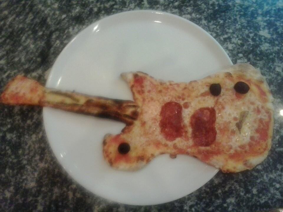 Il forno è già caldo e la pasta ben lievitata!! Correte amici...un ottima pizza per finire in bellezza un weekend piovoso!!!