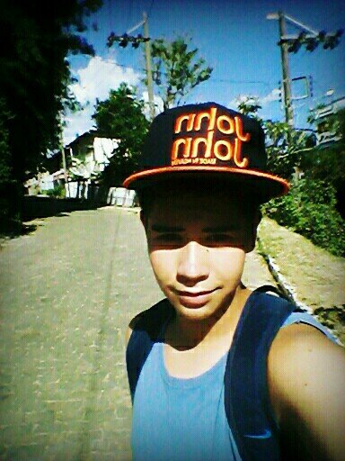 sou legal  e as veses  chato  mas oq  importa é que sou  feliz http://t.co/lhUNzVQ0ry