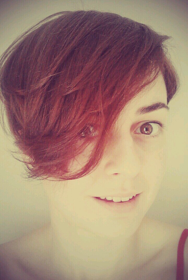 MeltemEgilmez's profile picture. Kinder sürpriz yumurtamı soğan kırar gibi kırdım, içimdeki çocuğu öldürdüm.