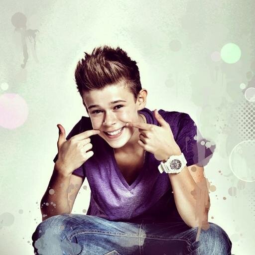 hey I´m benjamin, my pasion is music! my fans arent just fans they are my best friends , they are my benzielers. I love you!!!