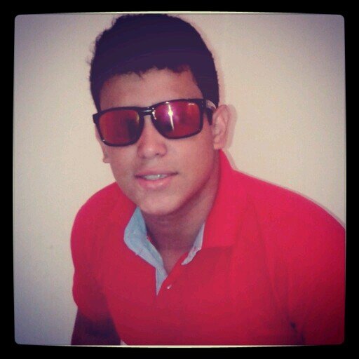 Solteiro, tenho 18 anos e amo a minha Familía e a Deus !