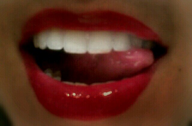 Vivo con una sonrisa en la cara, porque no hay nada mejor que sonreir a la vida cuando te da una puñalada.