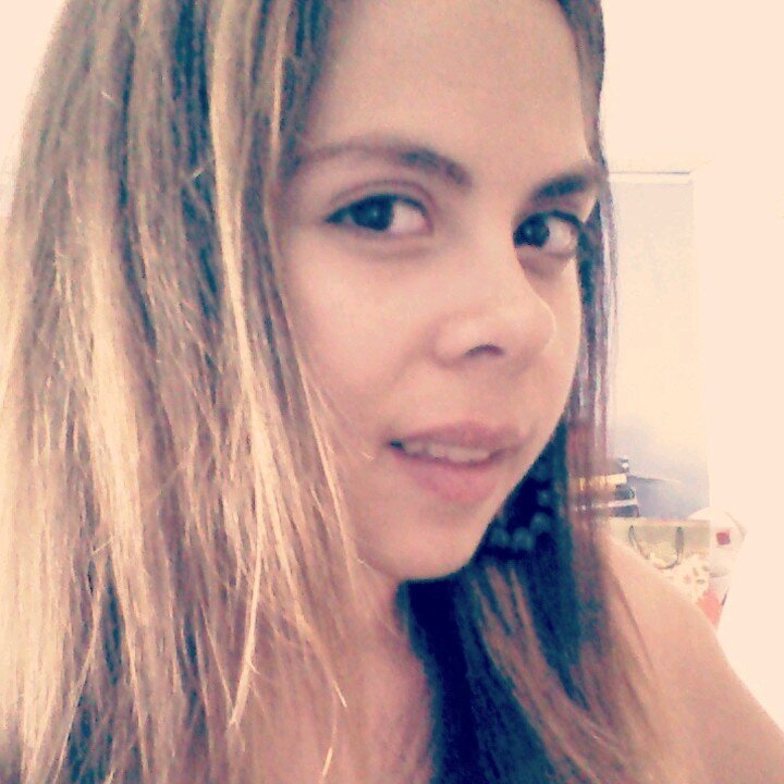 Joven de 22 años estudiante de Produccion y Direccion de Eventos :) amo andar en bicicleta y ver series aparte de disfrutar de las cosas pequeñas de la vida :)