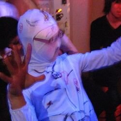 2000年に広島市で結成されたテクノユニット。2008年にはローマでライブ。2015年にはシェアハウス電力ハウス崩壊！1MC+1パフォーマー+1PC+1Guitarでライブ。We are still alive!!!!! 救急搬送1回。気づいたら取調室1回。ひろしまでんりょくと読むよ。