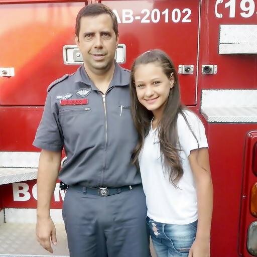Ousada & Alegre.Sempre com a cabeça erguida para o boné não cair.Não sei pisar em ninguém.Mas sei ser feliz,e isso já basta para muitos se sentirem esmagados..