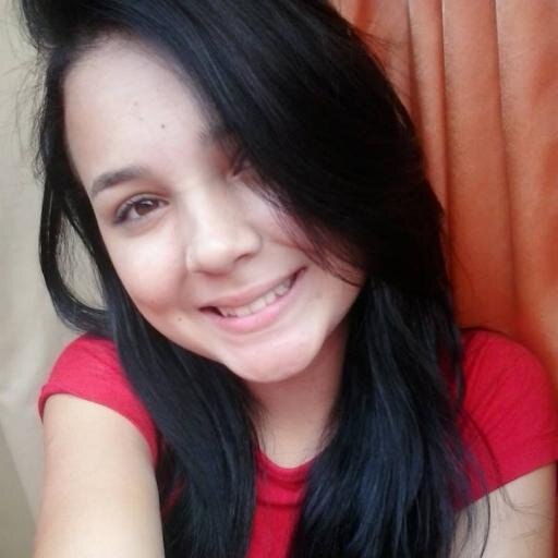 Bem leonina, menina, mandona
Linda, sabe da sina, mina valentona
Fina, cheia de razão, rainha, foliona...Faz tudo quando quer
Eita mulher durona!