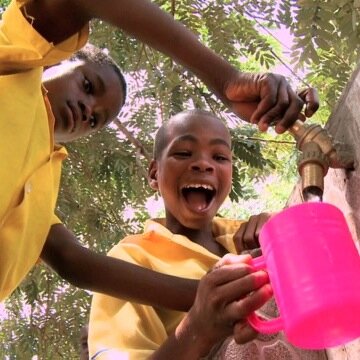 SLINGSHOT focuses on noted Segway inventor Dean Kamen and his 15-year quest to solve the world's water crisis.