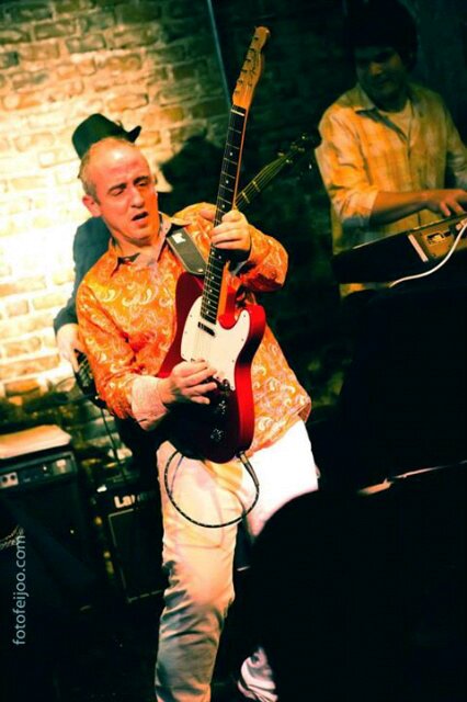 Leoblues's profile picture. Trabajo con comercios en la calle, toco la guitarra en Terror Istas y Mano Única; Me gusta el Blues y me gusta el Punk. Leo y escribo sobre Historia.