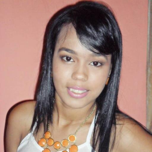 Não consigo ser extremamente discreta.Falo alto,dou risada das desgraças dos outros,adoro falar. Confiante.Contraditória.Algumas Cicatrizes.Várias História.