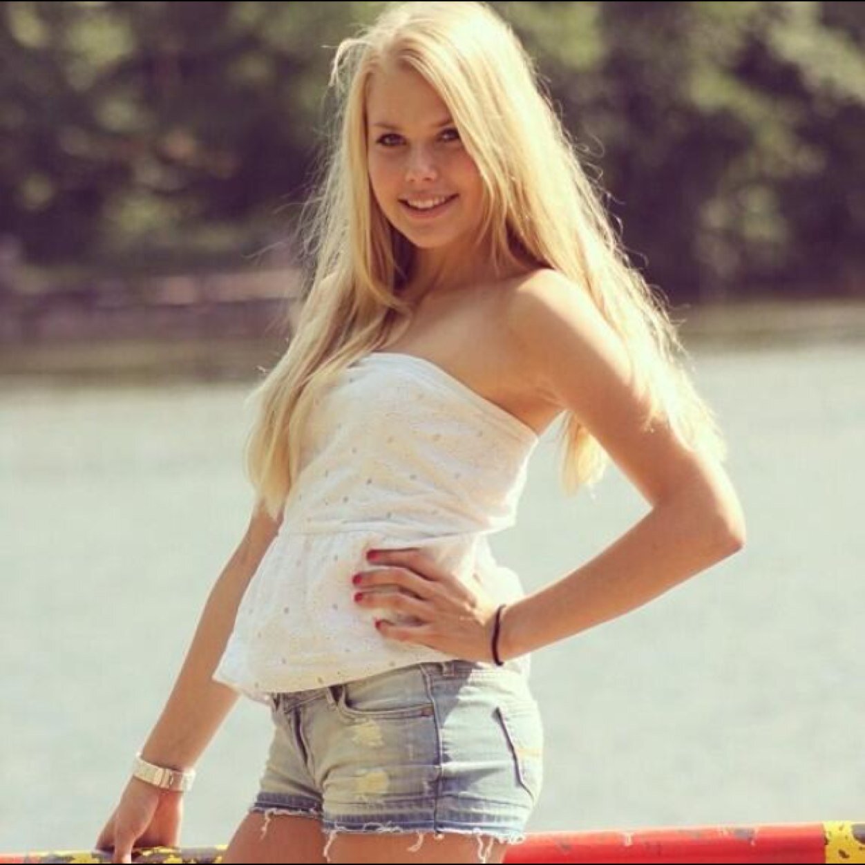 Marine, j'aime tous c'qui est simple! :p #TeamCelib #TeamBlonde #TeamDirectioner ~.Si tu ne crois pas en toi, comment veux-tu que les autres y crois?.~ ♡