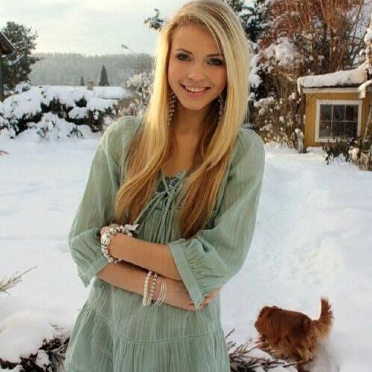 I'm a kick ass boxer , I do gymnastics , I love swimming with dolphins , 18, and I'm the dophin queen . Take that lmfao