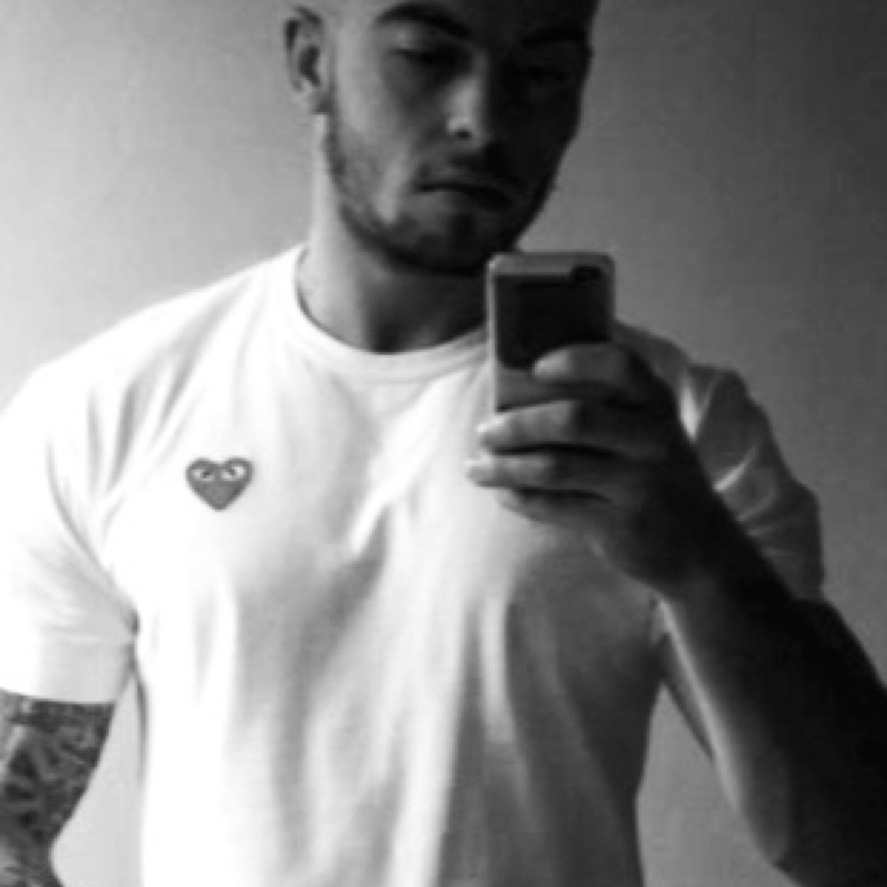 Im wayne frm gornal gt 2 dogs gt my own flat,work hard, i drive lve my famley i lv my niece lv kids im a big 1 n i dnt giv a foe