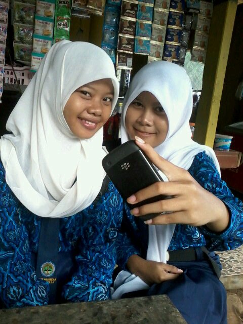 Makasihh udah terima hidup w dgn apa adanya,, u beda dari cowok-cowok yg pernah w kenal miss u ♡