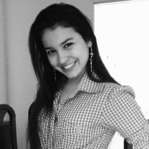 Uma menina, um sorriso no rosto e mil segredos no coração...