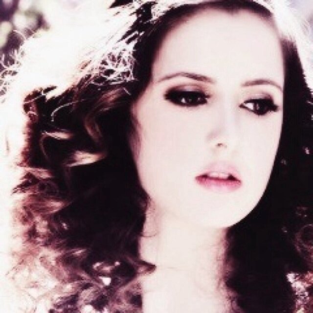 LauraFauxrano's profile picture. If you ever want to know the definition of a fuckup it's me.