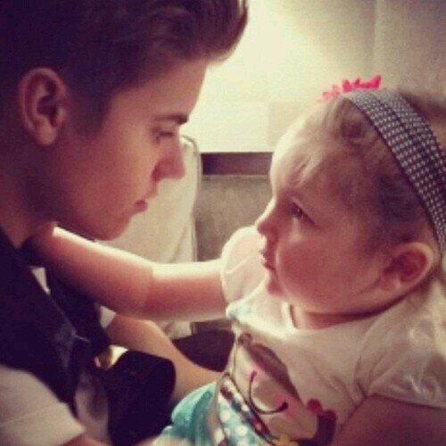 NO ME SIGAS A MI, SIGUE A @justinhugmenow doy fback, sólo pidelo:)). DON'T FOLLOW ME, FOLLOW @justinhugmenow I'LL FOLLOW YOU BACK, JUST ASK :)) {{FANDOMS}}