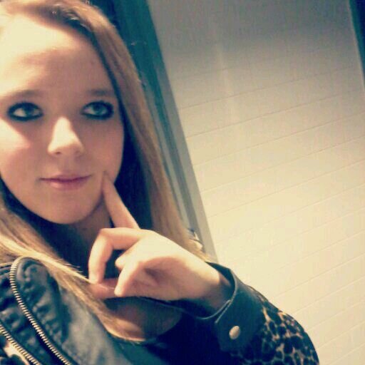 #teamfeestbeest w/elisamaaike/m'n grootste fan : keizer ♥   /meid je hoef niet so arrogant te kijken naar mij,ik weet dat je al een bitch bent ;)