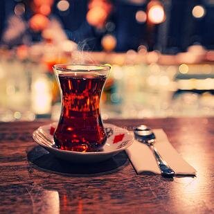 Gelmelisin, çay içmemiz gereken bir konu var ...