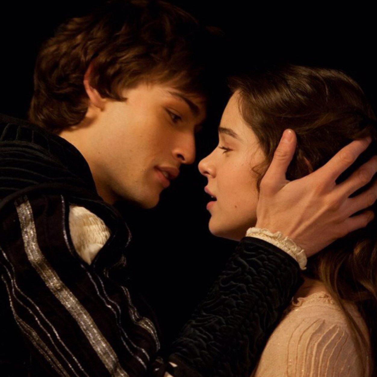 ||Did my heart love till now? forswear it, sight! For I ne'er saw true beauty till this night.|| [Single/Romeo & Juliet RP/No +18]