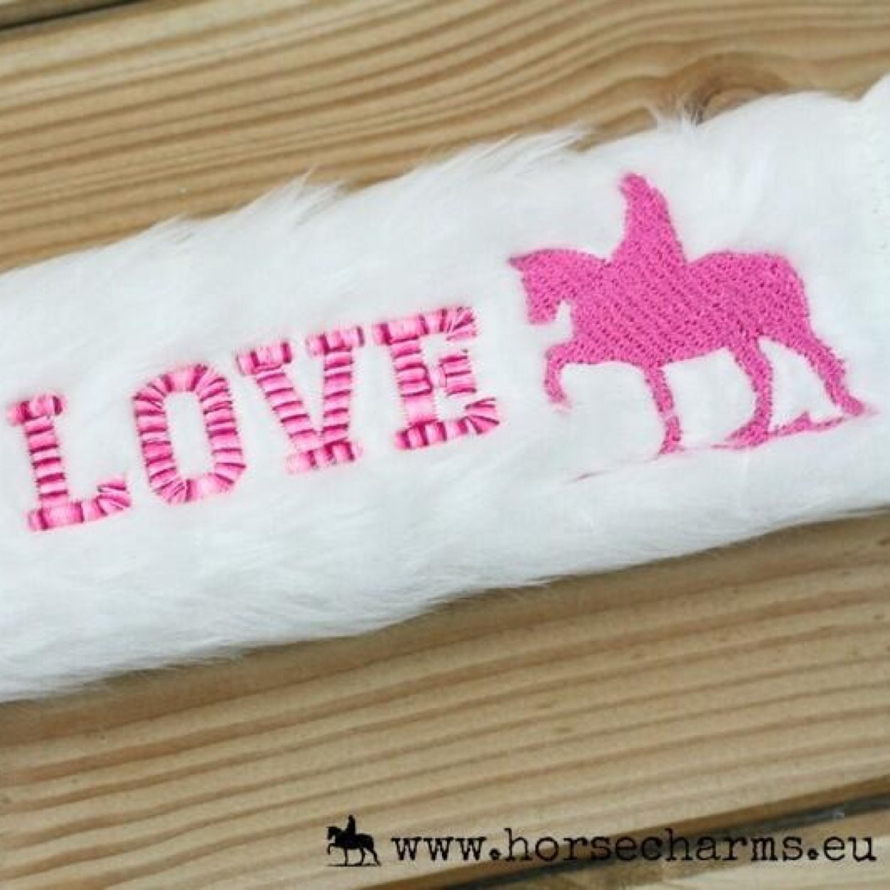 Fan account van Horse Charms / F o l l o w 
 http://t.co/6JM1p2FriW Om 19:58 100 volgers!★