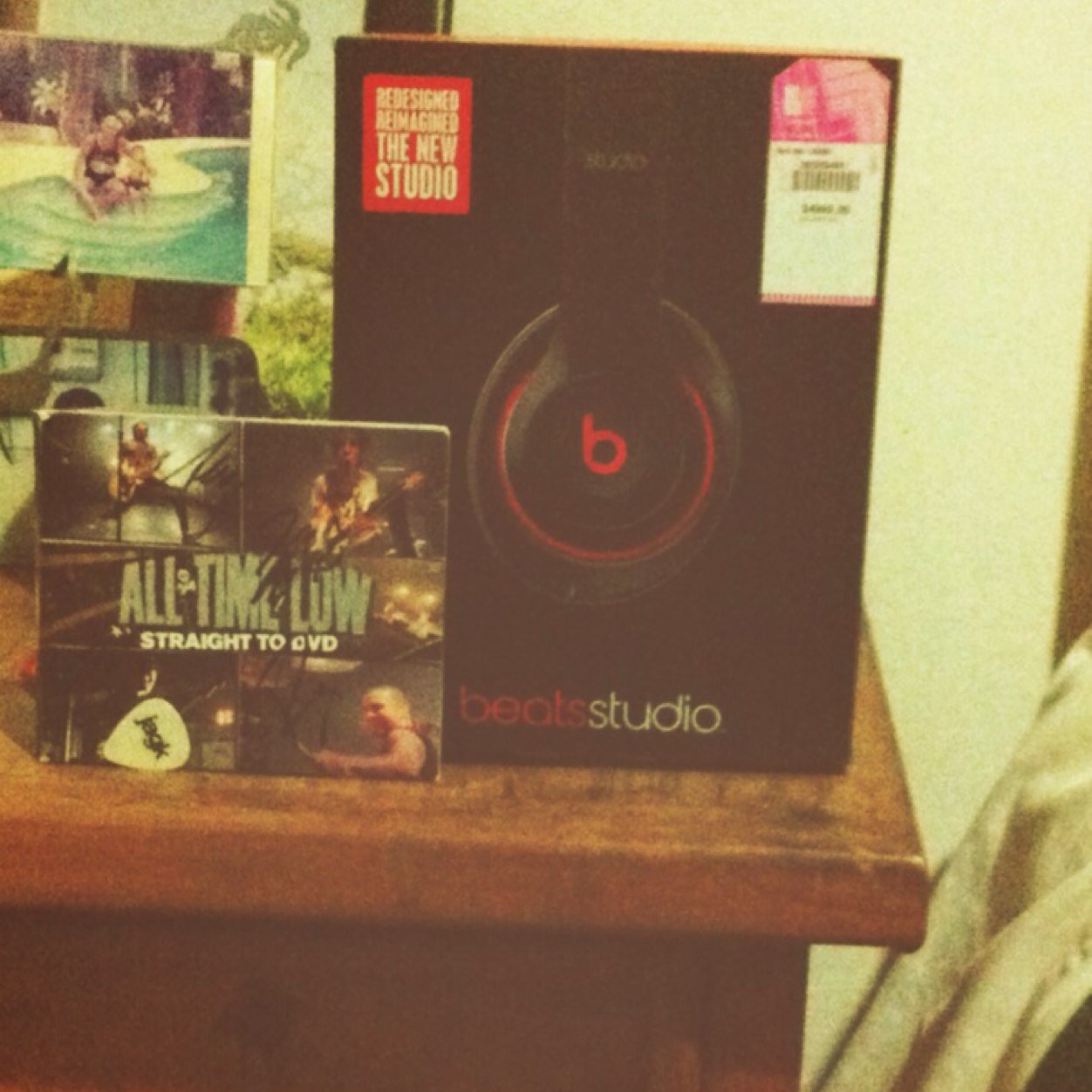ATL SIGNED STD, ATL DW, ATL SWIR SIGNED CD, JACK'S SIGNED GUITAR PICK &A M&G COUPON,ALSO NEW IN PACKAGE BEATS STUDIO 2014. // THE RULES ARE ON MY TWEETS.