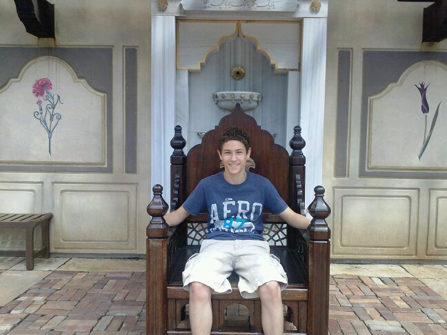 almosawi_taylor's profile picture. 