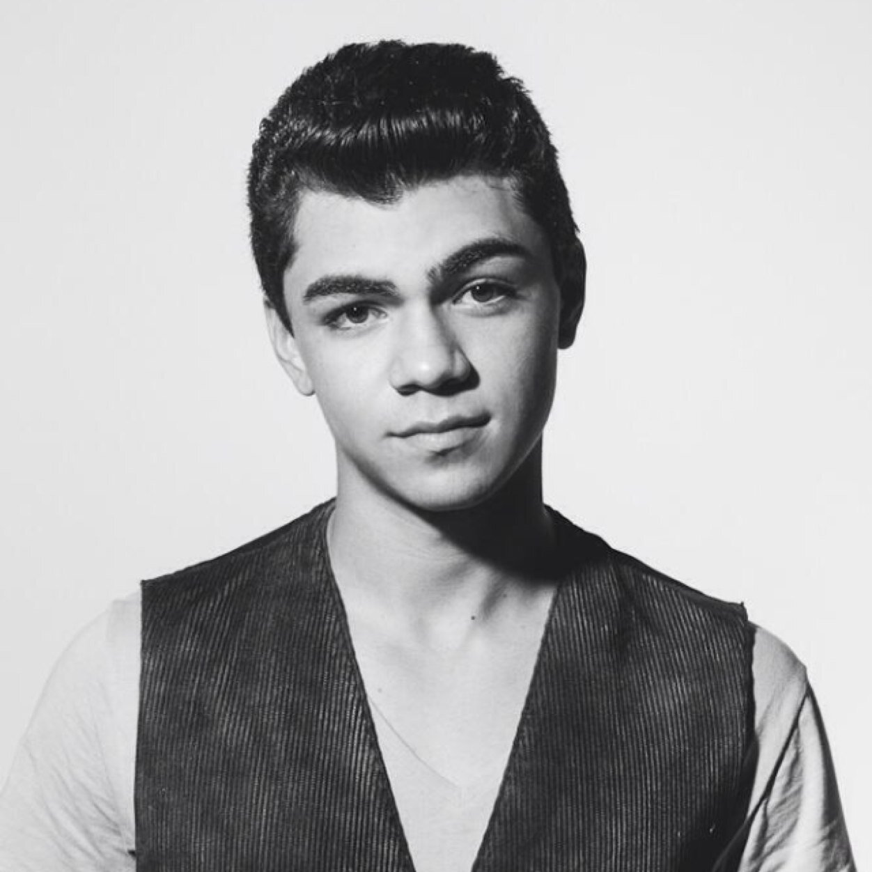 Hey i am deuce i work at crustys taken by this sexy cute vampire @WizardAlyassW she is mine
