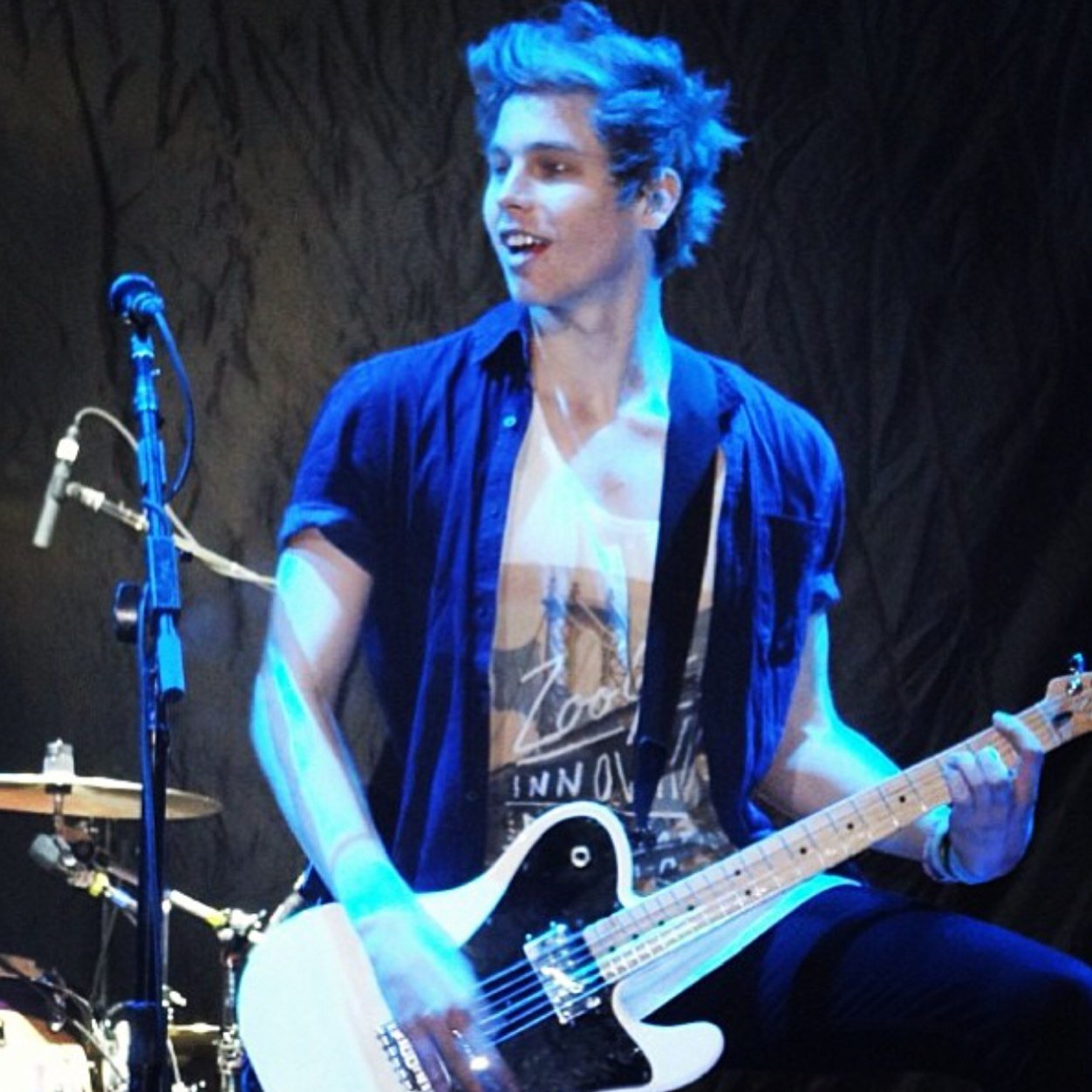 Follow @DimplesOfLucas she follow back