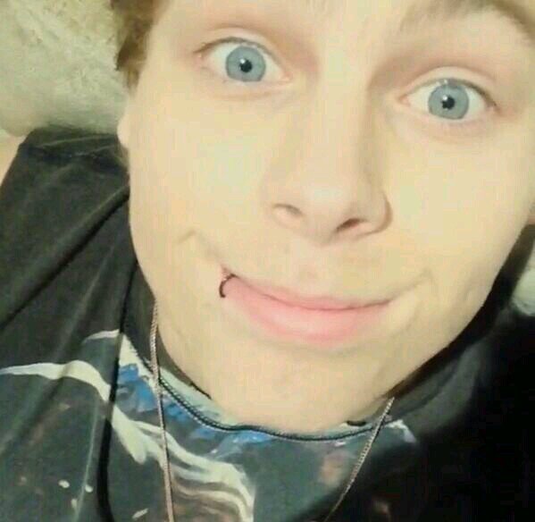 You just got a free follow from @calumhoodork follow me over there for a Follow back and ask for a DM to Luke!