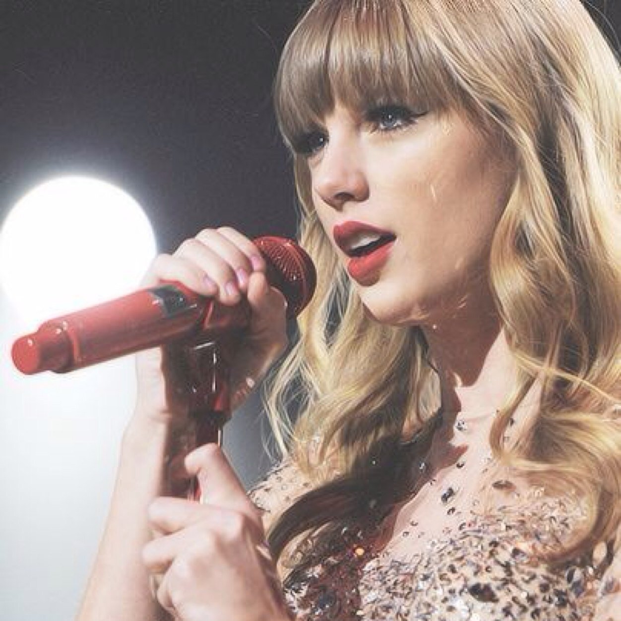 But she wears short skirts
I wear t-shirts
She's cheer captain
And I'm on the bleachers