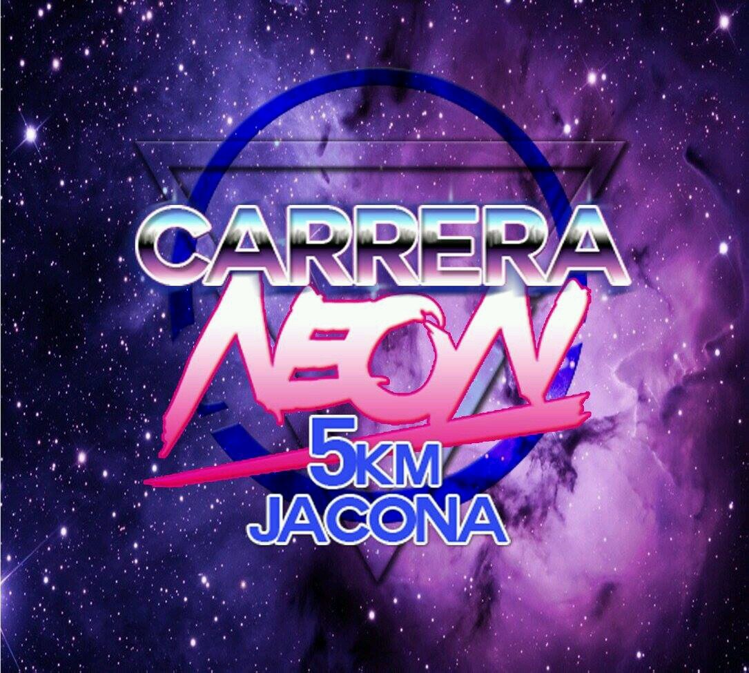 carrera recreativa durante la noche con adornos fluorescentes y muchas diversion