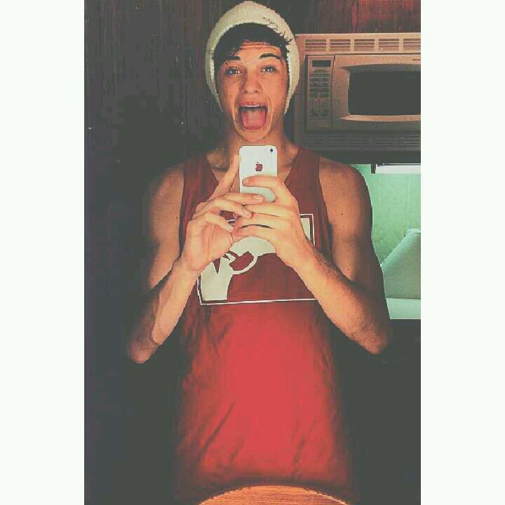 Tried to take a selfie and my phone fell on my face....that's why they say pretty hurts. [FL•Questioning•18+RP•Single]