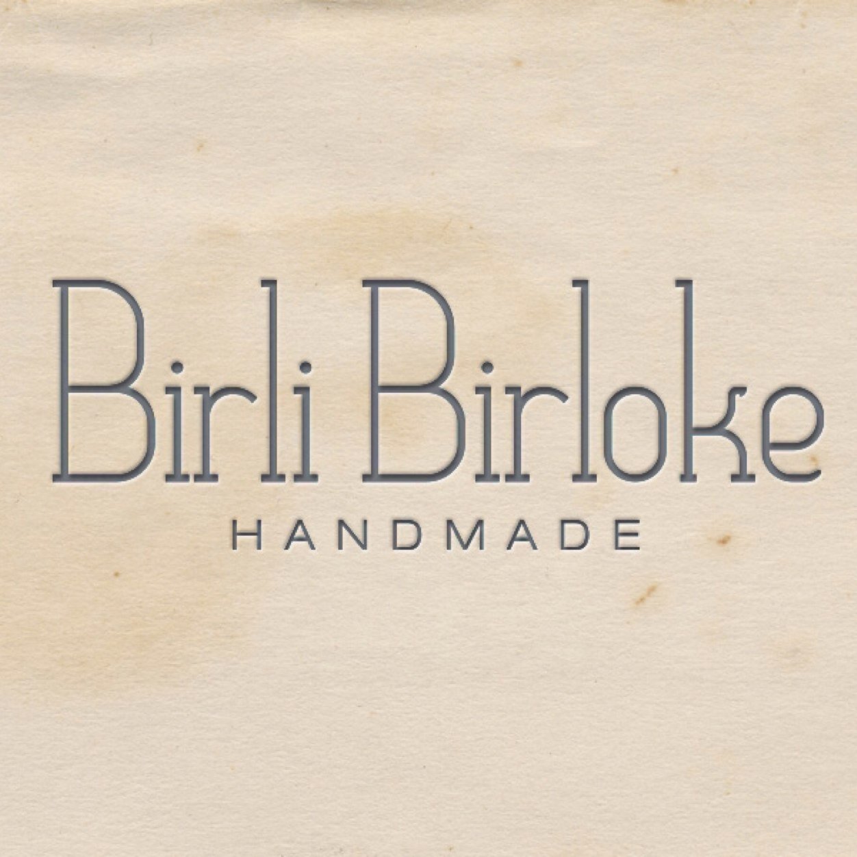 Birli Birloke es un taller artesanal donde elaboramos piezas unicas hechas con mucha ilusión .