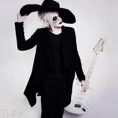 ^v^Instagram: TommyJoeScissorhands / Vine: TommyJoe Ratliff / Musician, Vampire, & Guitar player for Adam Lambert ^v^