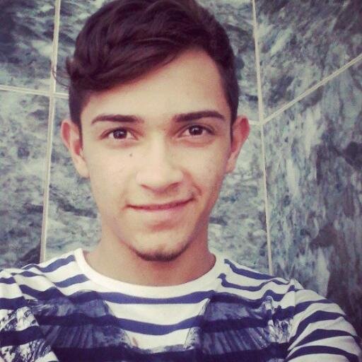 Eu sou extremamente chato, feio, bobo, ciumento, estranho, tímido, louco, possessivo e simplesmente feliz com a vida ! Esporte Favorito: #Volei