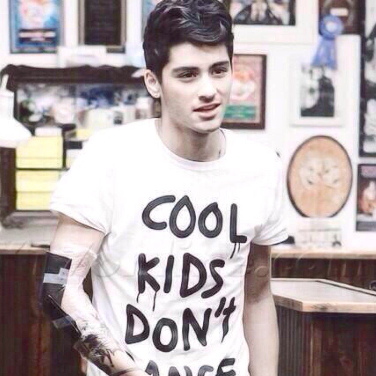 can you please follow @tomlintropics bc ily