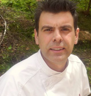 Veterinario, amante de los animales, la música y de los libros.