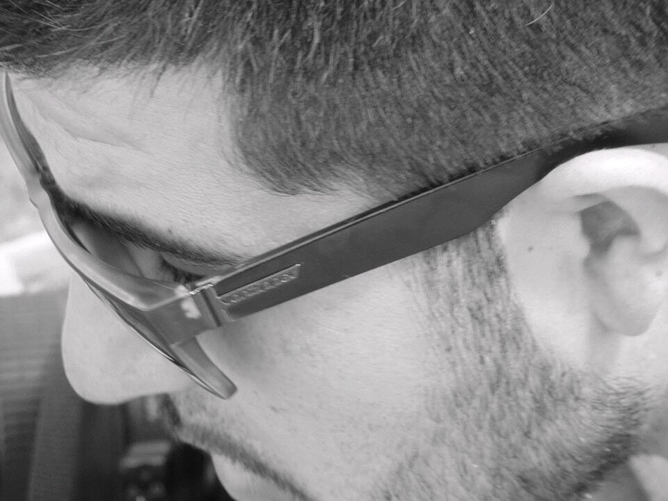 Trabajador Social, multi-intrumentista, lector, hijo, hermano, compañero, militante de la vida.