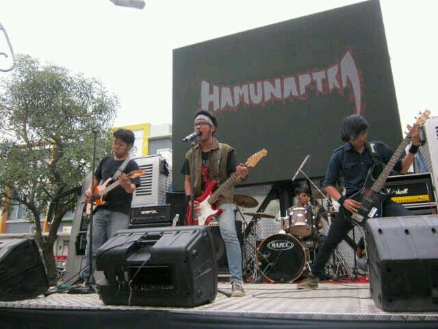 Personil :
Guitarist & Screamer : @ikiiii ,Bassist : ?? ,Drumer : @m_alhubi , guitarist: @DidinDobloh
We are TRASH!