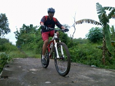 man behind the hearing aid|optimistic|friendly|adventurous|
|Tintin lover|bike maniac : 2nd most fun between my legs|works for deaf|