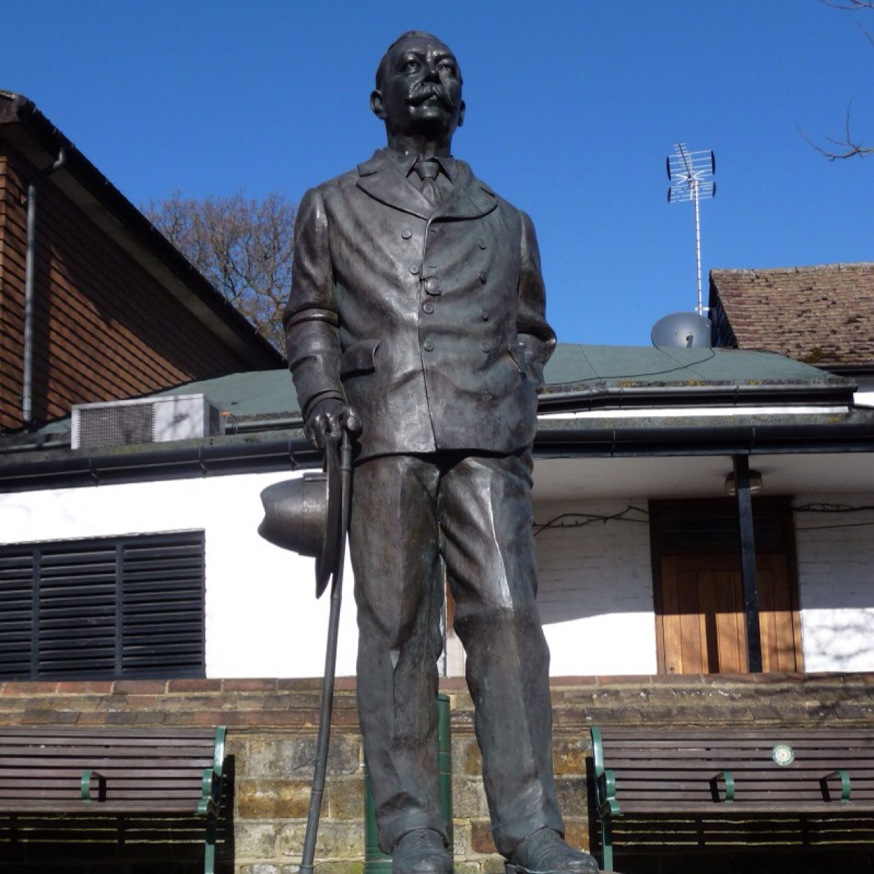 boroughbanter's profile picture. stop suspending me twitter people need banter