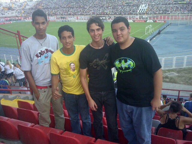 Fanático del buen fútbol.
Entrenador.
Músico.
