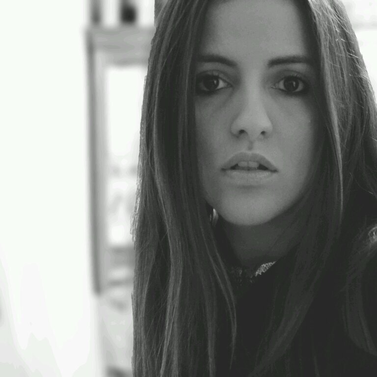 lucia_cantstop's profile picture. Levanta la cabeza de la pantalla, esta es tu vida y se acaba a cada minuto.