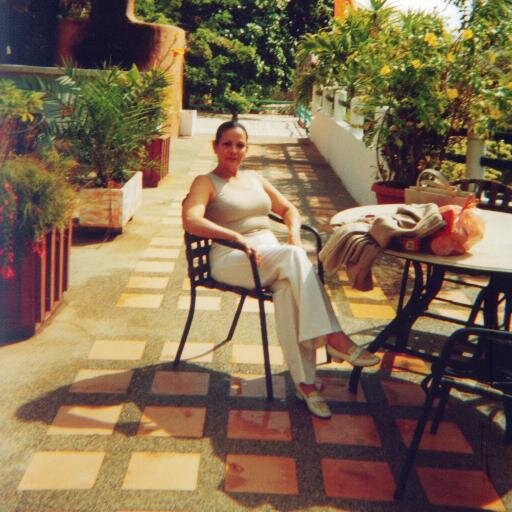 graduada en UK.en diseño promocion publicidad y mercadeo/exhibition desing/bilingue/usa embassy secretary for DAO/protocol assistant for president CVG/